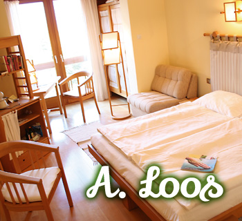 Zimmer Adolf Loos mit Cube-Doppelbett aus Vollholz