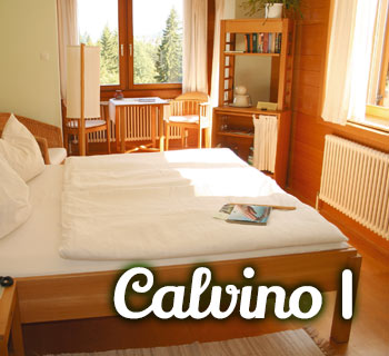 Zimmer Calvino I mit extrahohem Doppelbett und Panoramabalkon
