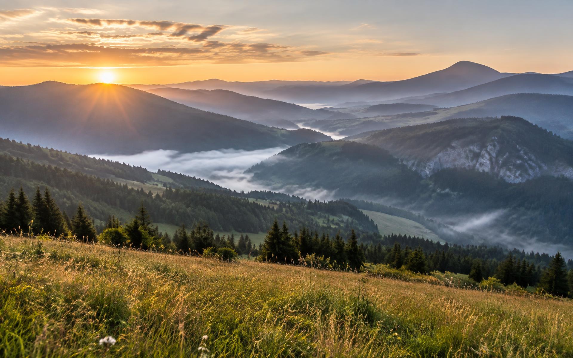 Morgensonne über den bewaldeten Bergrücken am Semmering